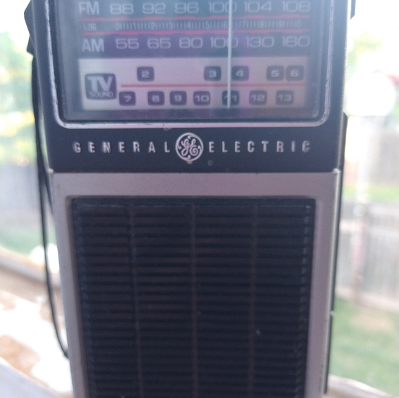 Vintage GE Handheld Radio w/TV Sound - Picture 3 of 11